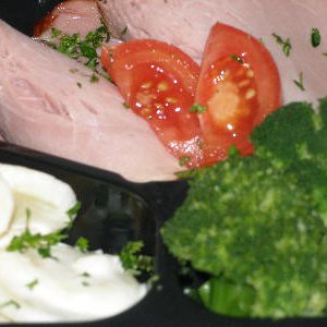 Dagmaaltijd ham in mosterdsaus, puree en boontjes